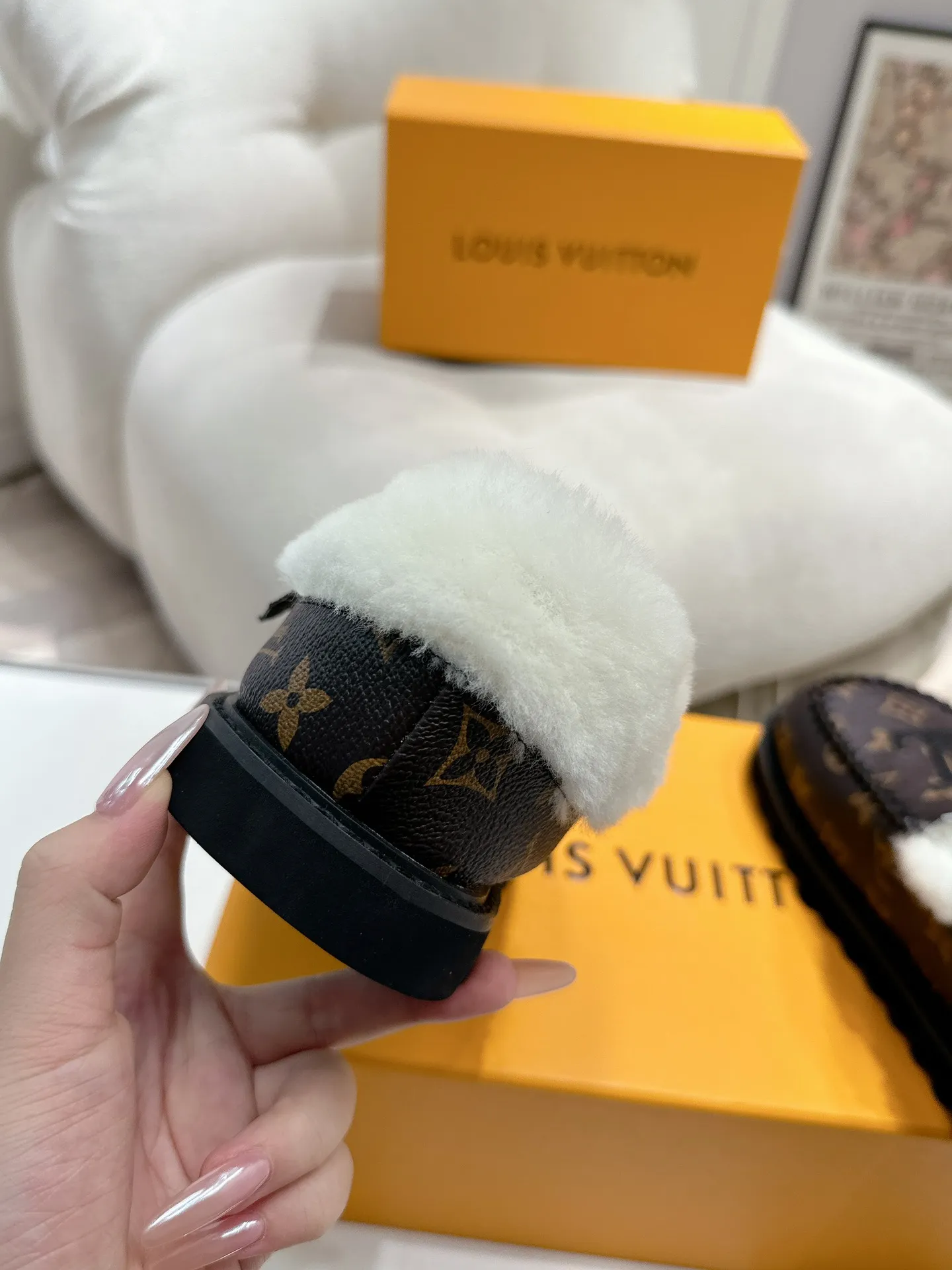 👟👟Ex-factory price 540👟👟Mauri version Louis Vuitton lv louis vuott…on fw24 new arrival～The latest furry slippers for autumn and winter～This pair of furry slippers is also very good-looking! The leather ones are very high-end! ! !Paired with denim shorts in autumn and winter, it’s perfect! Put it on and you will instantly have your ideal height! A favorite style, with fashionable elements, the appearance of the upper is full of nobility. Wearing it can always show the fashionable charm of women. It is fashionable but not too showy. The high-end beef tendon on the upper and the Lvjia letter buckle are so beautiful. Upper: imported high-end frosted/cowhide. Outsole: original outsole. Inner lining: imported real wool. Size: 35-42 (customized at .42).